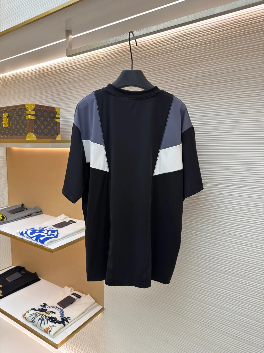 LOUIS VUITTON Spliced round neck jogging short-sleeved T-shirt ●Original version: purchased and developed by 8167 ●Item number: 1682020-A20 ●Fabric: cotton fabric ●Technology: made on positioning cutting machine ●Color: black, gray and white ●Type: fitted version ●Weight: about 295 grams ●Size: S-M-L-XL ●Description: This LOUIS VUITTON The FW25 jogging short-sleeved T-shirt is made of high-elastic technical knitted fabric (presumably a blend of polyester fiber and spandex). It has been treated with directional stretching technology and has both breathability and sports extensibility. The body of the garment adopts color-blocking insert technology: black, gray, and white panels are spliced ​​diagonally in a V-shape, and the edges are processed with "boneless overlocking" to make the seams smooth and smooth. The "LV" logo on the chest uses a silicone embossing + embroidery composite process: first outline the outline with embroidery thread of the same color, and then cover it with a matte silicone layer, which not only ensures the three-dimensionality of the logo, but also prevents it from falling off after washing. The neckline is double-layered ribbed and has built-in elastic webbing for reinforcement, making it less likely to deform after long-term wear. The overall shape is sporty and slim-fitting, and the arc of the cut piece has been ergonomically optimized, making it suitable for light sports such as jogging. The overall wiring is straight and delicate, the fabric is comfortable and soft, and the color is consistent without color difference. It can be matched with the same style to create a fashionable look and control various occasions. Customized accessories, complete with three standards, same style for men and women!